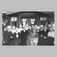 057-0047 Ortsteil Neu Ilischken  -  Familienfeier bei der Familie Marks. Gruppenbild vor dem Wohnhaus am 19.09.1943.jpg